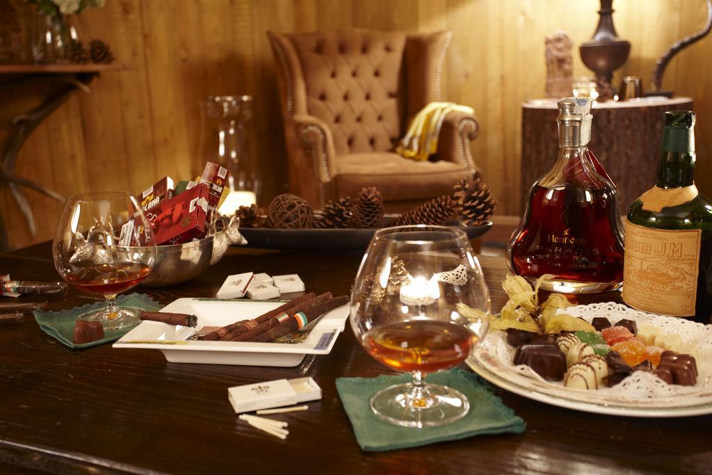 Hotel Hermitage Relais & Chateaux Бройл-Червиня Екстериор снимка